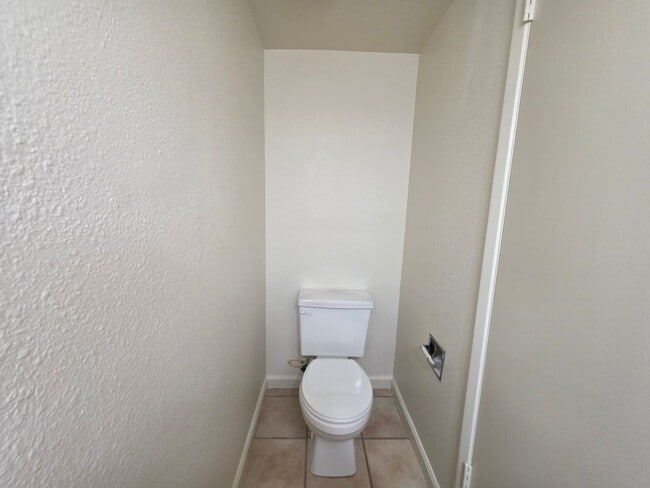 Building Photo - 3 bedroom condo w/2 car garage!
