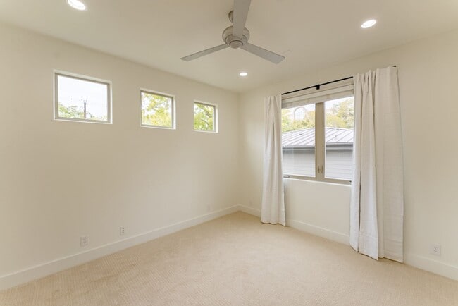 Building Photo - Gorgeous 4 bedroom, 5 bathroom House in Bouldin Creek!