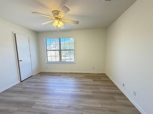 Building Photo - 1913 Overland Dr