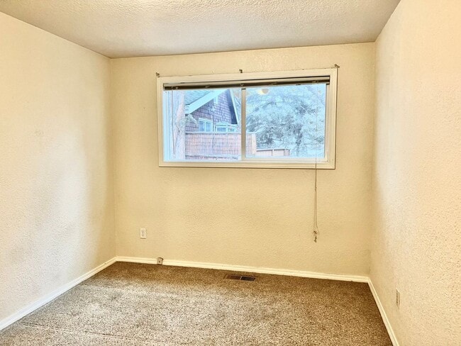 Building Photo - 2816 NE Lapoint Ct
