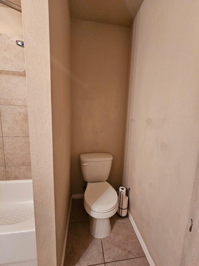 Building Photo - 604 NE Ave E Pl