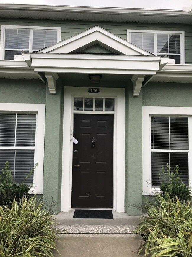 Primary Photo - 3 bed 2 bath Townhome in Resort Style Comm...