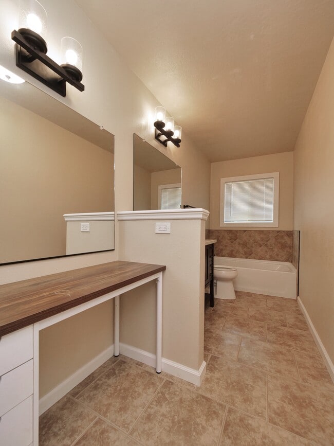 Building Photo - 308 6th St