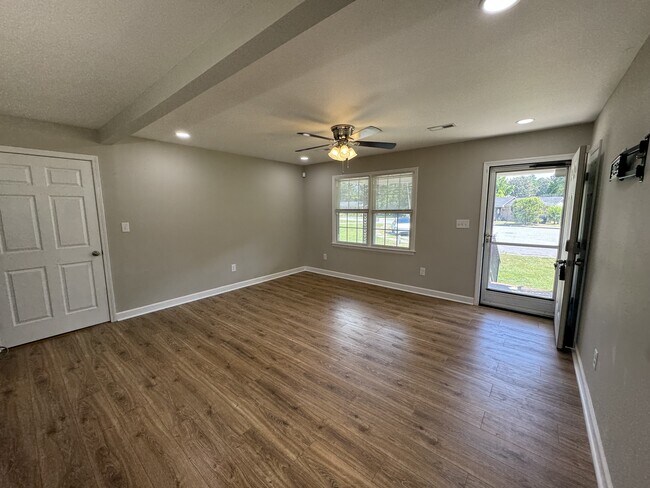 Building Photo - 105 Fort Dr