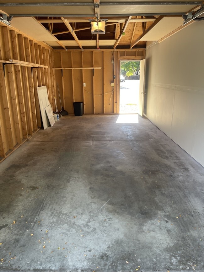 Building Photo - 3465 Lochwood Dr
