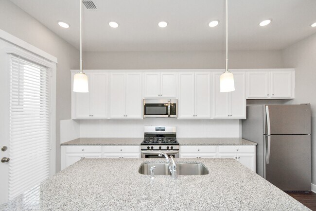 Building Photo - 708 Strawberry Pines Ct