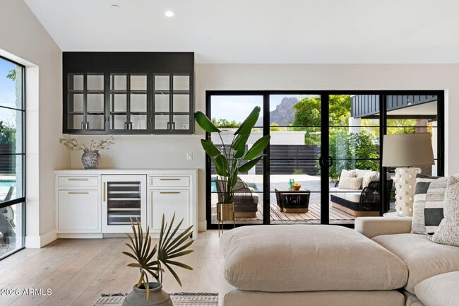 Building Photo - 3842 E San Miguel Ave