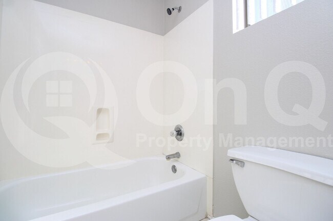 Building Photo - 490 W Ebony Way
