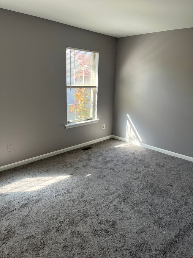 Building Photo - 3 bedroom, 2.5 bathroom townhouse in the q...