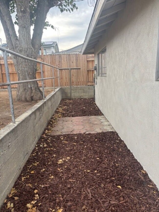 Building Photo - Clean 3 Bedroom / 1.5 Bathoroom House in T...