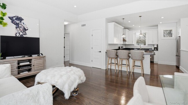 Building Photo - 420 Maple Ave S