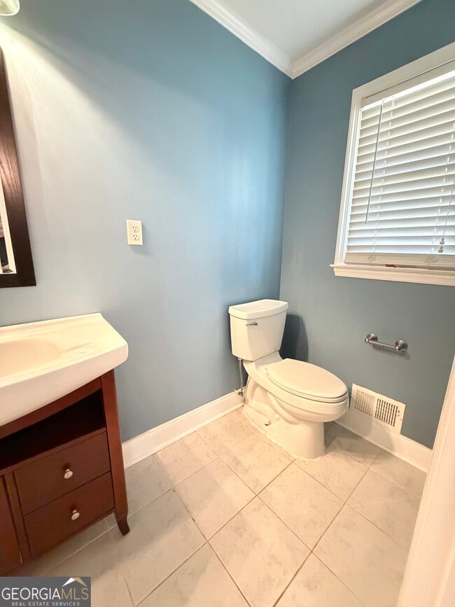 Building Photo - 560 Greencrest Dr