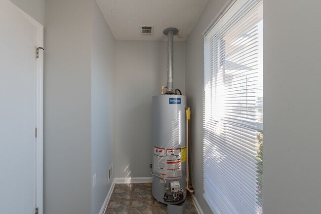 Building Photo - Charming Pepperidge Home with Fireplace & Large Backyard