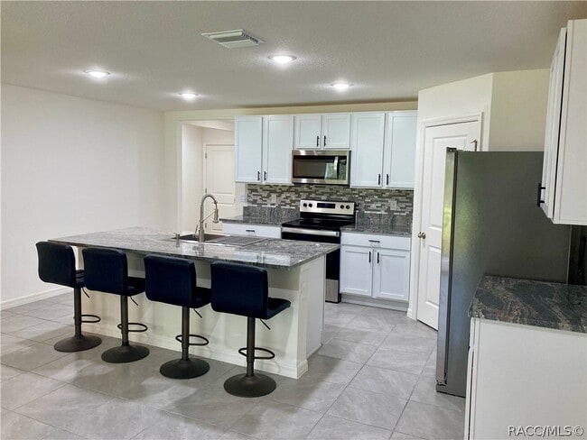 Building Photo - 614 W Fairways View Dr