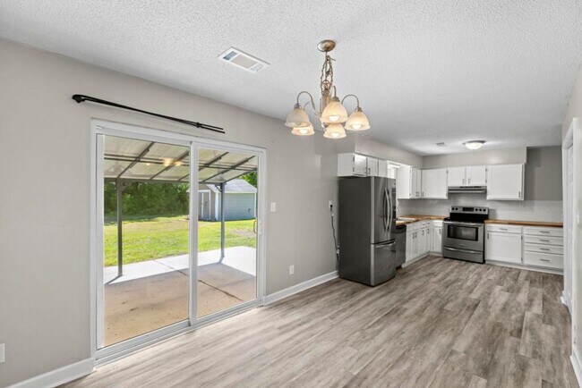 Building Photo - Charming Country Home on 1+ Acres