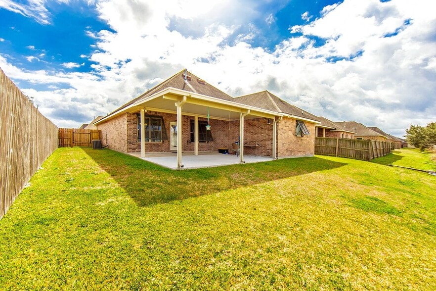 Building Photo - 173 Laverne Dr