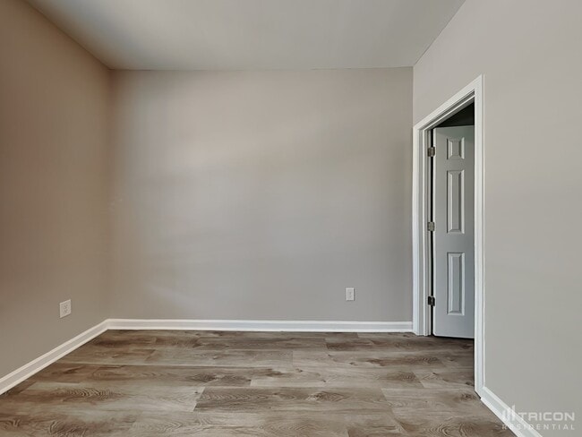 Building Photo - 528 Tulip Ln