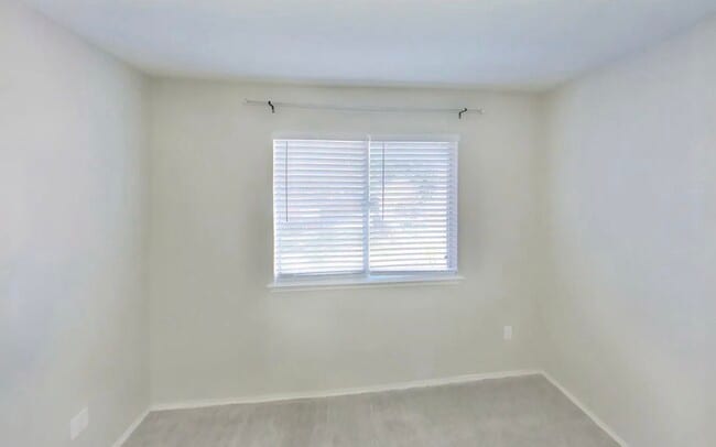 Building Photo - Move-In Ready 4-Bedroom Home with Timeless Appeal