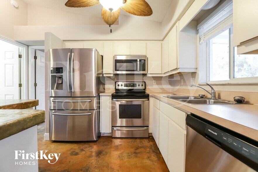 Building Photo - 1009 Lasseter St