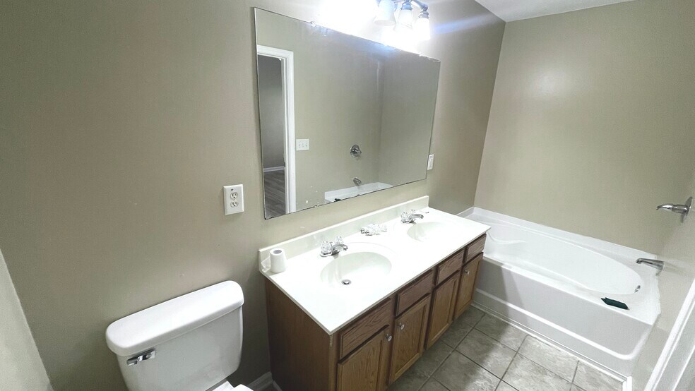 Building Photo - 711 Crestwell Cir SW