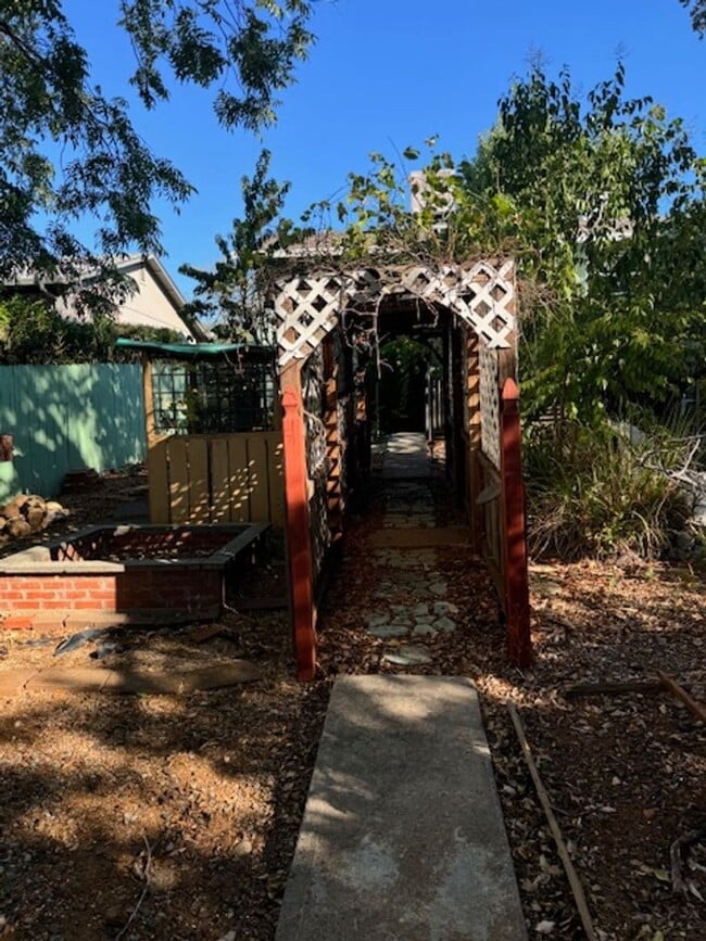 Building Photo - 3 Bedroom In Shasta View Neighborhood with...