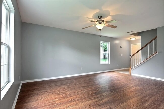 Building Photo - 3 bedroom / 2.5 bathroom Duplex for Rent in Valparaiso