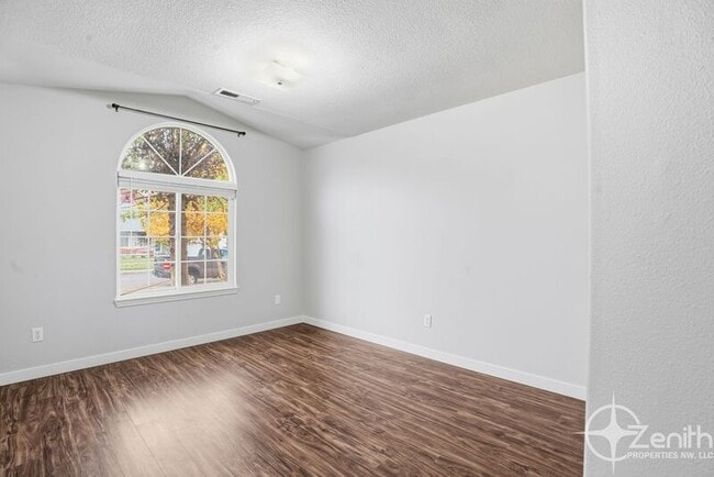 Building Photo - 15605 NE 92nd St