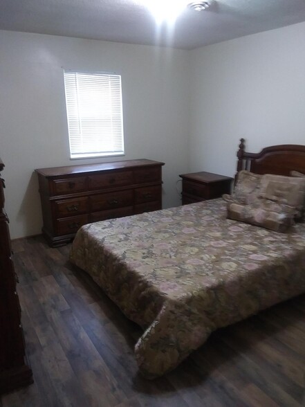 Beautiful Bedroom - 607 S Pierce St