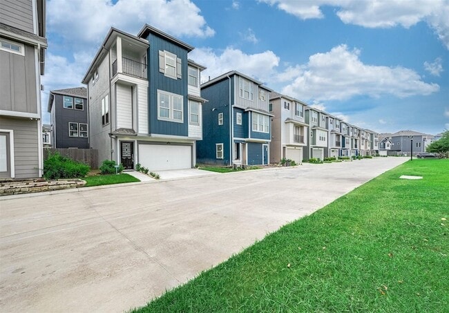 Building Photo - 2022 Groveland Glen Dr