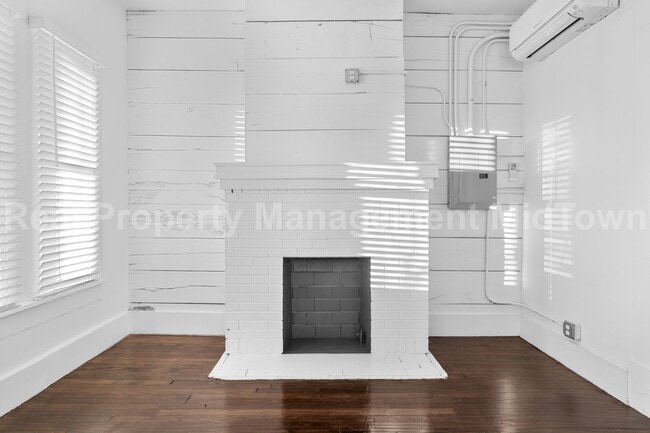 Primary Photo - Charming studio 1-bathroom townhome in the...