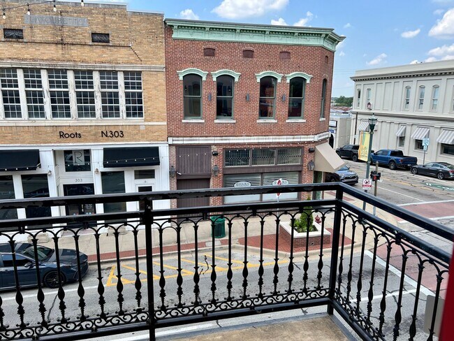 Building Photo - For Rent – Downtown Jonesboro Loft Apartment