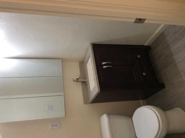 Building Photo - 2011 N Van Ness Ave