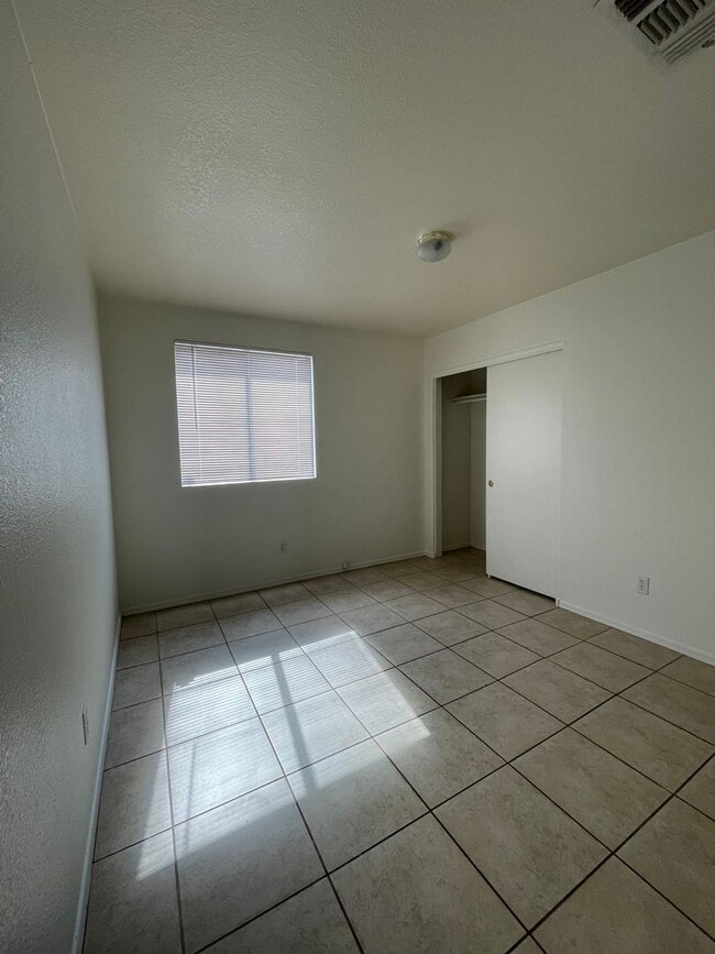 Building Photo - Large 3 Bedroom! Master Bedroom w/ Sitting Room!