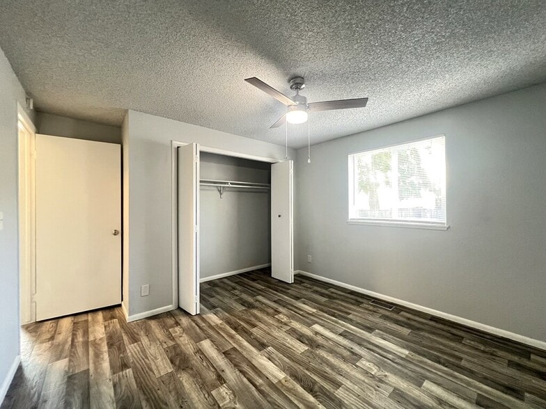 Building Photo - 906 E Bergeson St
