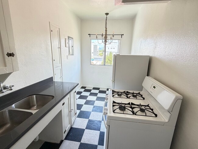 Building Photo - 229 S Westlake Ave