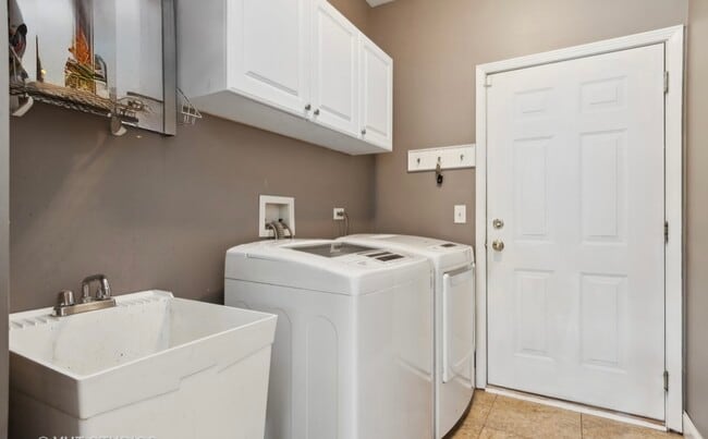 Building Photo - 841 Barclay Dr