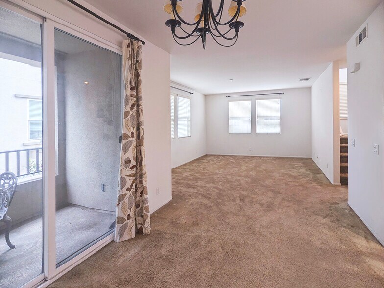 Building Photo - 936 Lilac Ln