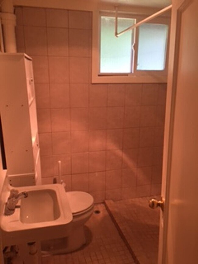 Building Photo - Spacious studio apartment located near downtown Idaho Falls!
