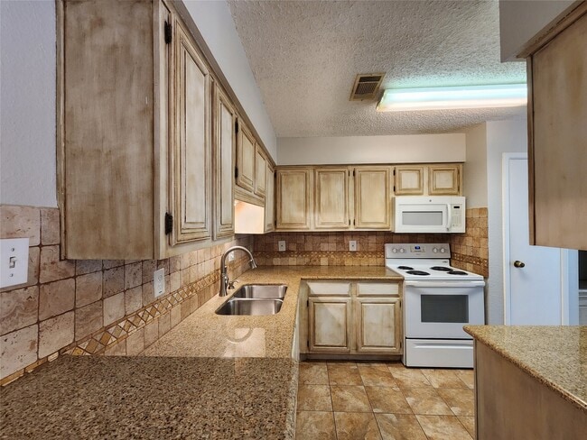 Building Photo - 17742 Kings Park Ln