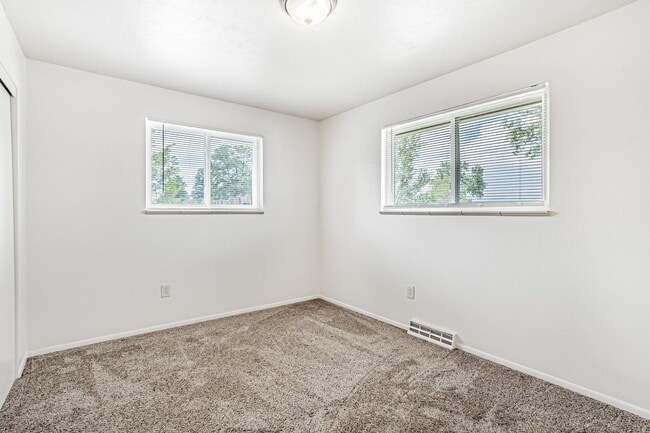 Building Photo - Spacious 3BD, 2BA Lakewood Half-Duplex wit...