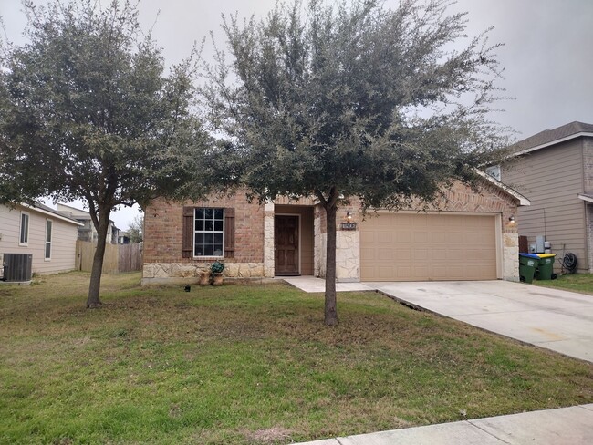 Building Photo - 3 Bedroom 2 Bath with covered patio