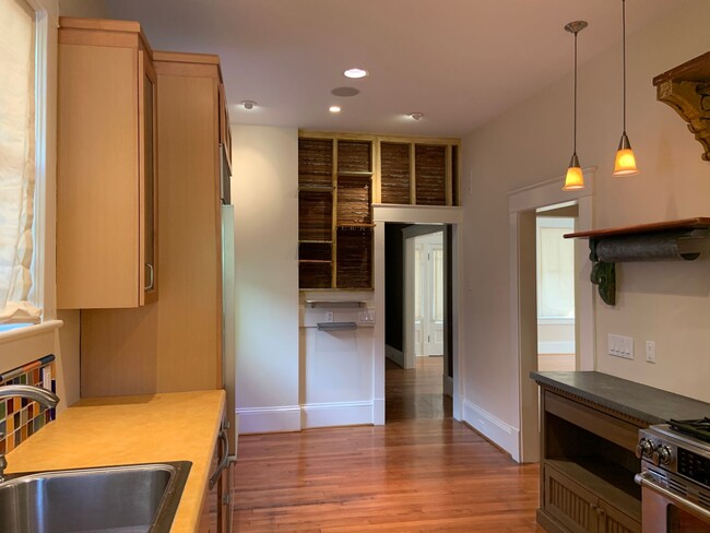 Building Photo - First Floor Unit For Rent Near UNCG!