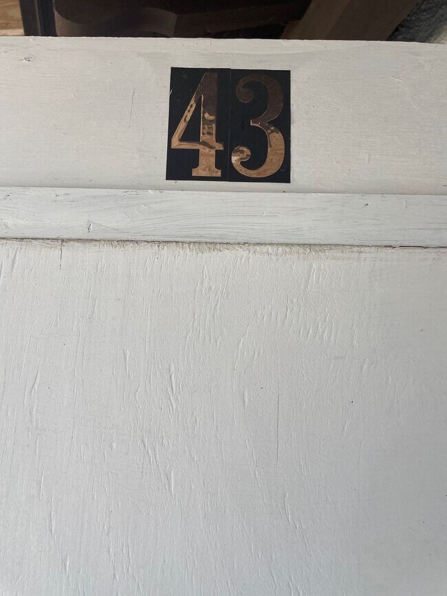 Building Photo - Ready for immediate move in ! 1/1 in Babso...