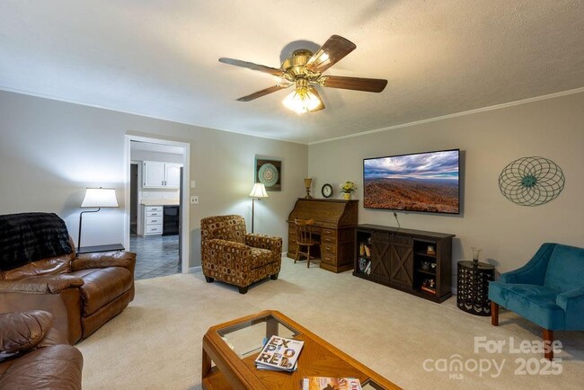 Building Photo - 102 Arbor Ln