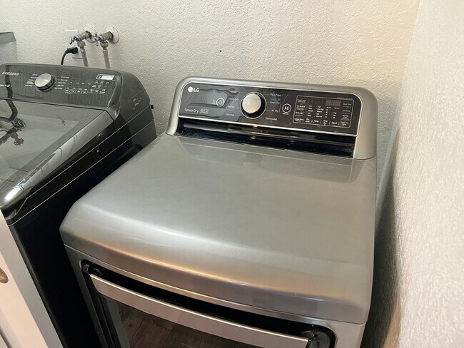 Building Photo - AVAILABLE NOW! 3BD 1.75 BATH SINGLE STORY HOME LARGE CORNER LOT