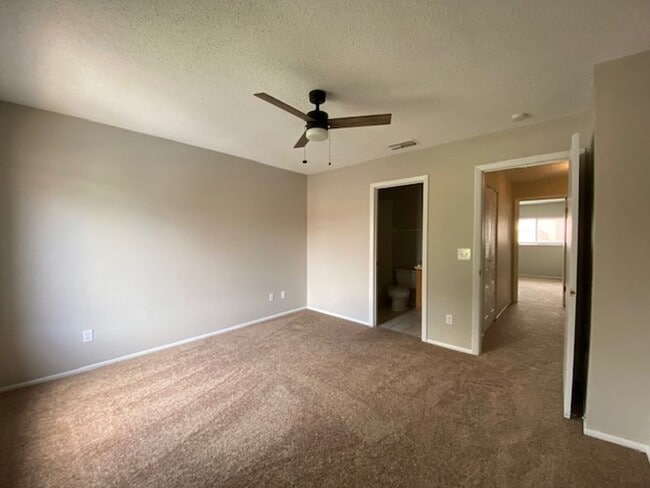 Building Photo - Daytona Beach 2/2.5 townhome