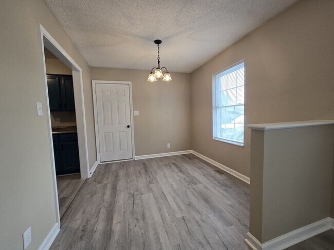 Building Photo - 3 Bedroom 2 Bathroom Home