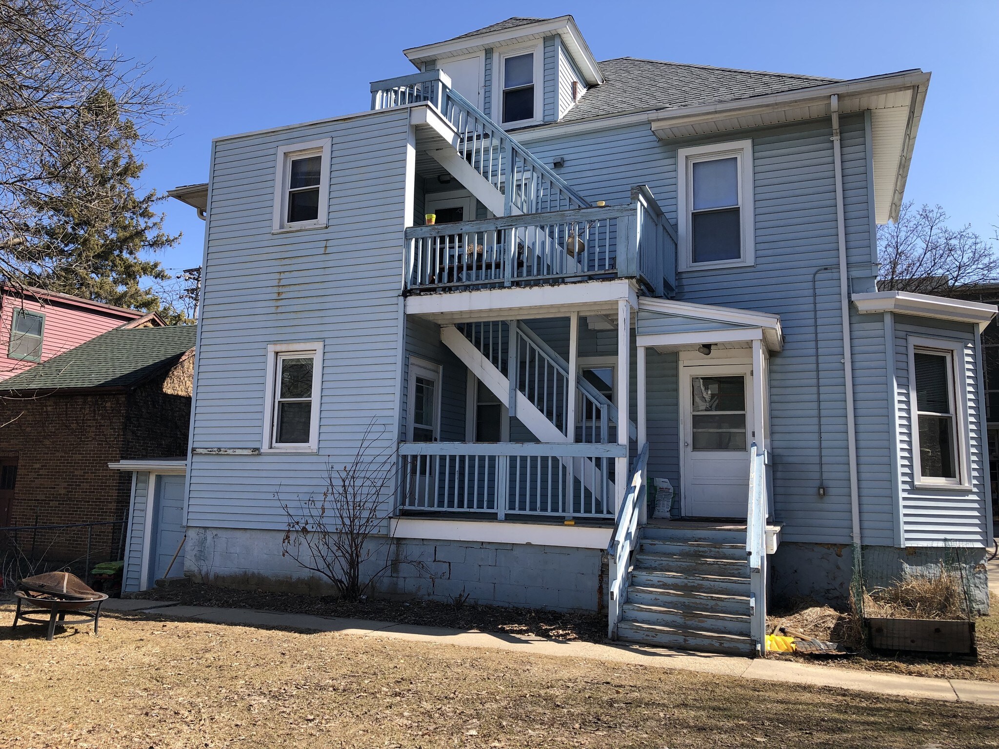 Building Photo - 112 S Mills St