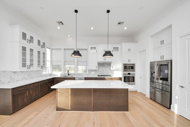 Building Photo - 4005 Woodshire Vlg Ests