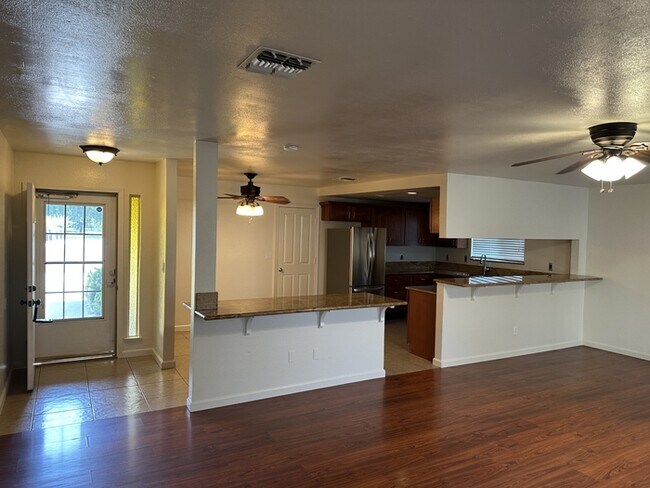 Building Photo - Beautiful Manteca 3 Bedroom Single Story H...